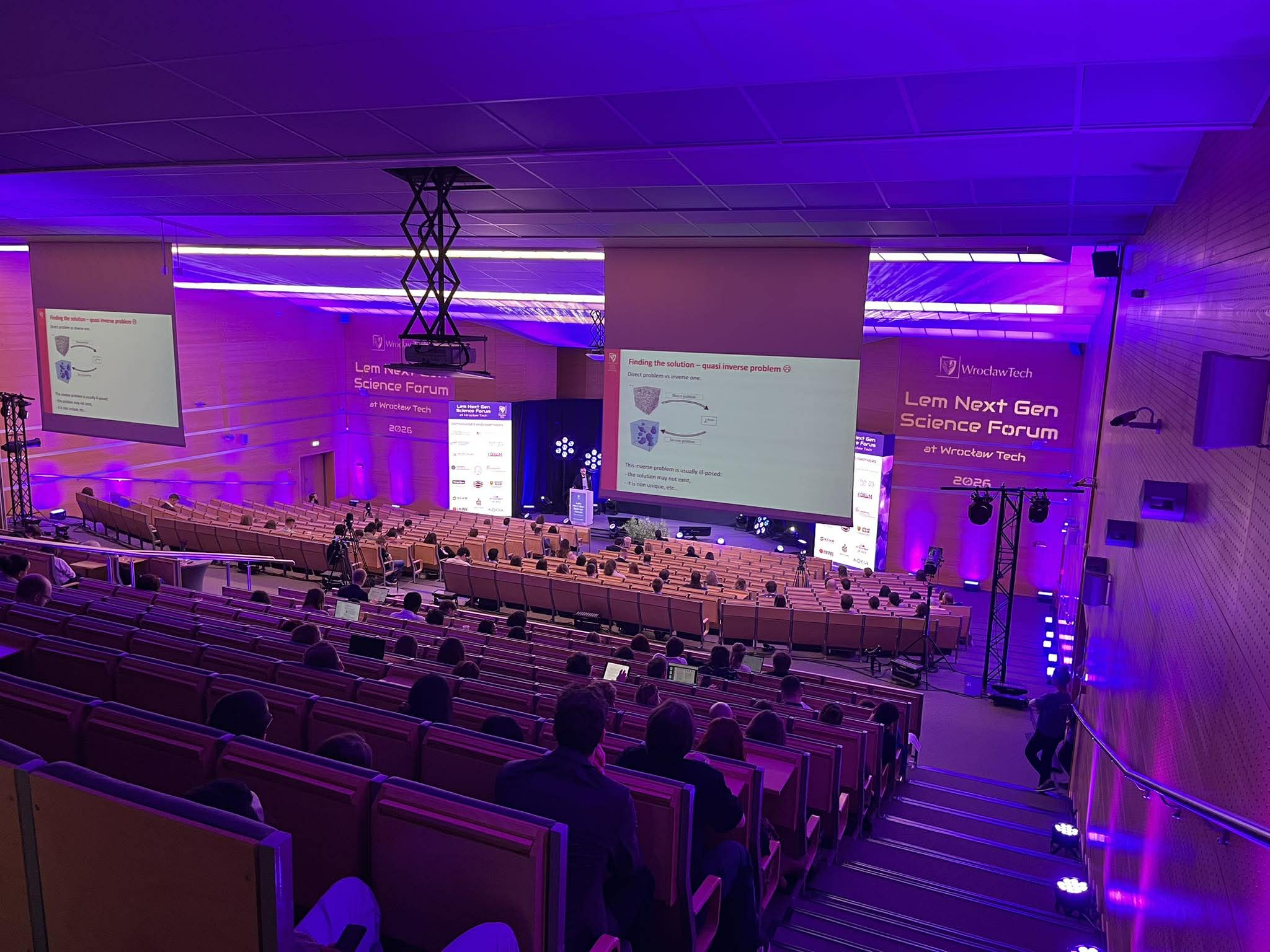 Wypełniona aula Politechniki Wrocławskiej podczas obrad Lem Next Gen Science Forum